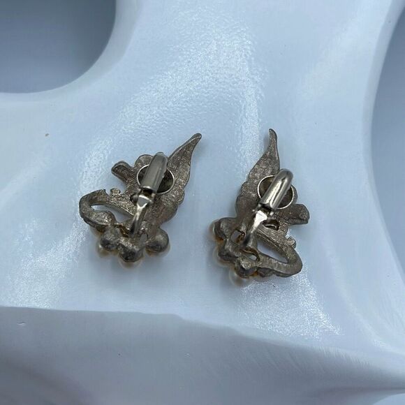Vintage faux pearl brooch and clip earrings - Picture 5 of 8